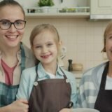 Cum îți înveți copilul să economisească bani de mic